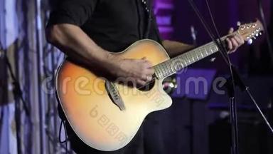音乐家弹吉他，吉他手的手和手指，吉他手的背景吉他